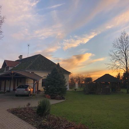 Apartmanove Ubytovanie Pod Dubom Polny Kesov Экстерьер фото