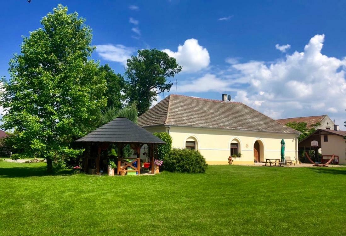 Apartmanove Ubytovanie Pod Dubom Polny Kesov Экстерьер фото